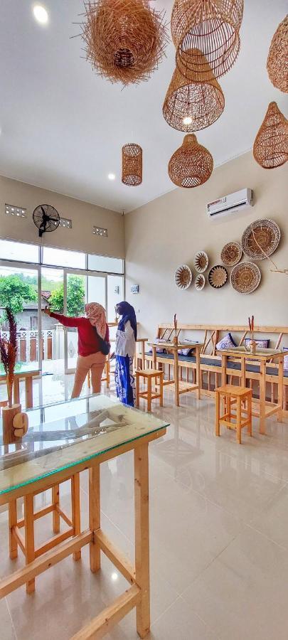 Summerfield And Cafe * Pacitan